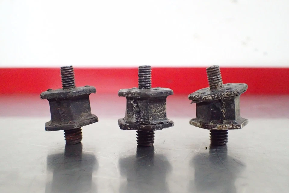 1984 1985 1986 1987 1988 Suzuki RM125 RM 125 радиатор валик болты крепление амортизатор - Изображение 1 из 1