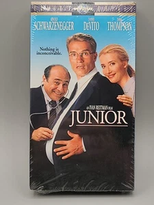 Junior (VHS, 1995) Schwarzenegger & Devito NEW FACTORY SEALED - Foto 1 di 3