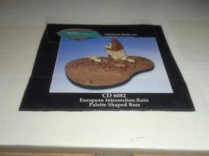 CUSTOM DIORAMICS CD 6082, 1/35 EUROPEAN INTERSECTION RUIN BASE RESIN MODEL KIT - Bild 1 von 4