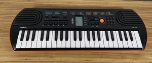 CASIO Mini Teclado 44 Teclas Negro y Naranja Teclado Electrónico SA-76 Funciona - Imagen 1 de 17