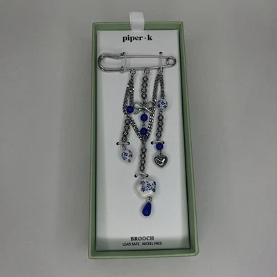 Broche Pin Seguridad Tono Plata PIPER K Azul Blanco Diseño Floral Detalles Cuentas Foto 1 de 4