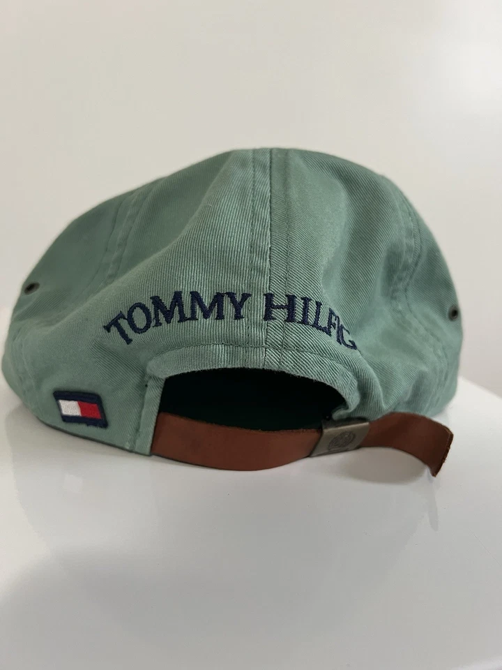 Gorra de cuero vintage Tommy Hilfiger verde bordado escudo de león correa Foto 1 de 4