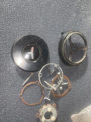 Qty 1  1980-82 Chevrolet Corvette Horn Button And Parts Foto 1 de 3