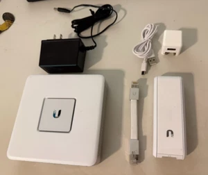 Ubiquiti UniFi Security Gateway (USG) and Cloud Key (UC-CK) Bundle - Afbeelding 1 van 7