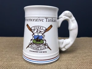 RARO VINTAGE DERBY ROWING CLUB 1979 CENTENARIO DENBY TANKARD CON MANICO PER SEGUGIO - Foto 1 di 8