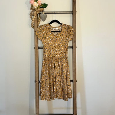 Vestido informal de manga corta con estampado de corazón de mostaza talla 7 Dot Dot Smile para niñas Foto 1 de 4