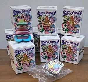 LOT 10 Alien Family Sony Creative Peter Bagges Art Time Capsule Mini Figure 2002 - Picture 1 of 7