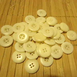40 Steinnuß Knöpfe 1,5cm/15mm Elfenbein-Farbe 4-Loch Knopf mit Rand Naturprodukt - Bild 1 von 6