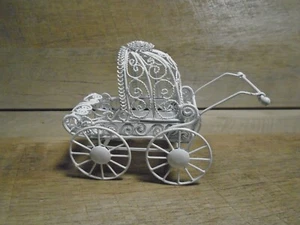 Casa delle Bambole Miniatura Filigrana Bianca Filo Bambola Baby Buggy Carrozzina Ruote Girare - Foto 1 di 11