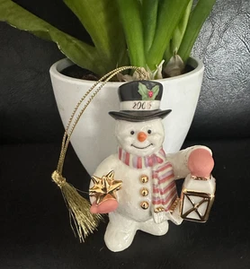 Porzellan Lenox 2006 Schneemann mit Geschenken Ornament - Bild 1 von 4