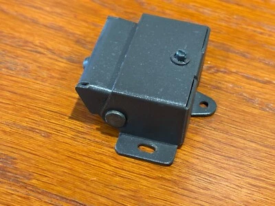 Ricambi giradischi Pioneer - base cerniera parapolvere (vedi descrizione per lista adattamenti) - Immagine 1 di 2