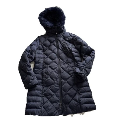 Abrigo acolchado con capucha de piel azul parka grande Kenneth Cole Reaction para mujer Foto 1 de 4