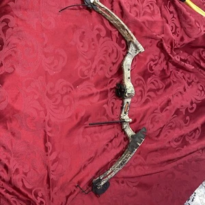 Bear Warrior 3 Youth Compound Bow Realtree Camo No String - Picture 1 of 2