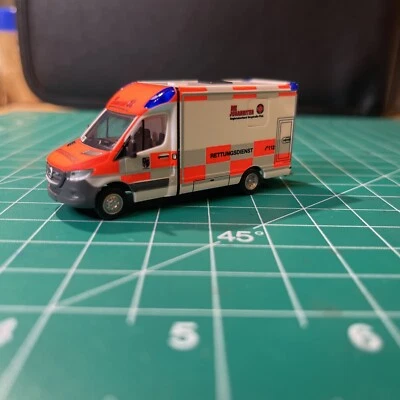 Ambulancia Mercedes Johanniter Sprinter escala HO 1:87 Rietze Foto 1 de 4