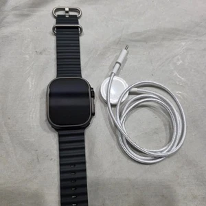 Apple Watch Ultra 2 49 mm noir titane avec bracelet océan - garantie 26 février SH rapide - Photo 1 sur 12