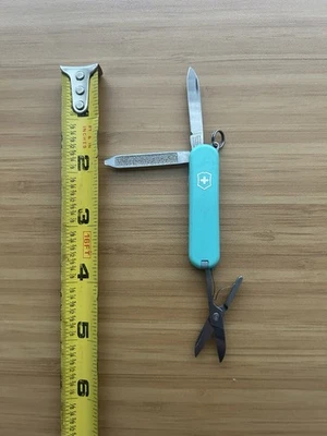 Victorinox Classic SD 0.6223 绿松石蓝色 58 毫米 SAK — 第 1/4 张图片