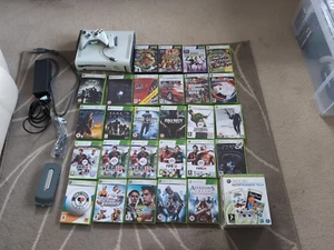 Xbox 360 Konsole mit 30 verpackten Spielen, 60GB HDD, Wireless Adapter, Controller - Bild 1 von 13