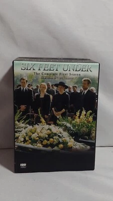Six Feet Under: The Complete First Season 1-5 , 2006, VHS Set) - Imagem 1 de 4