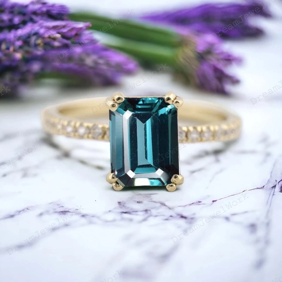 Anillo de boda de alejandrita de corte esmeralda de 2,54 quilates de oro amarillo macizo de 14 quilates Foto 1 de 4