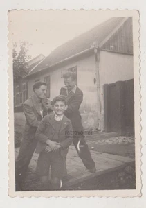 Zwei liebevolle gutaussehende junge Männer umarmen Umarmung Nähe Paar Freunde - Bild 1 von 1