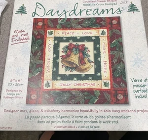 DIMENSIONI DAYDREAMS KIT PUNTO CROCE 8” X 8” CAMPANE NATALE Nuovo - Foto 1 di 2