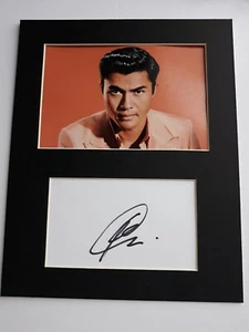 HENRY GOLDING AUTOGRAPH SIGNED CARD **6" X 4" ** PHOTO (CRAZY RICH ASIANS) 55 - Picture 1 of 1