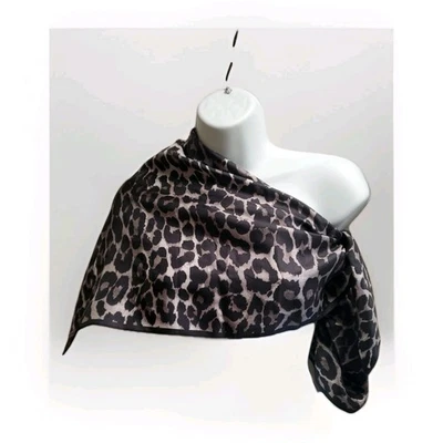 Bufanda Coach con patrón de leopardo 34 x 36 en negro gris Foto 1 de 4