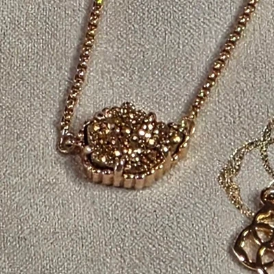 Collar colgante Kendra Scott Tess en oro rosa con una piedra drusa de arena Foto 1 de 4