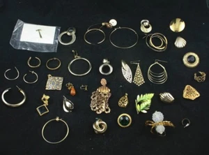 Lote De Colección De 36 Pendientes Oro Tono Plata Pin Broche Reparación Usado Retro Y7 - Imagen 1 de 1