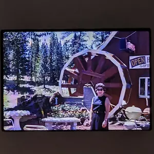 Vintage Kodachrome Slide Donna At House Of Ducharme Negozio Regalo Tahoe City CA 1961 - Foto 1 di 3