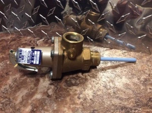 Watts Temperature & Pressure Relief Valve Z21.22 125 Psi 210F 180,000 Btu - Picture 1 of 6