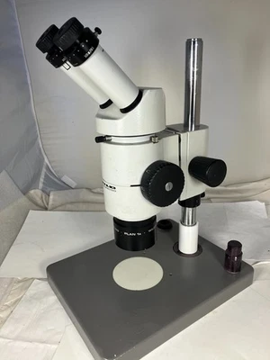 Microscopio zoom estéreo Wild Heerbrugg M8, Wild 10x o 20x/13 piezas de ojo en soporte Foto 1 de 4