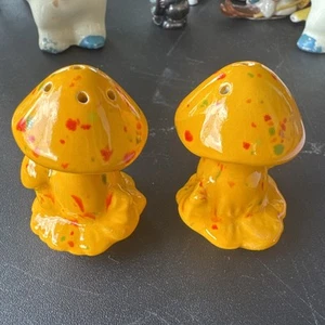 Vintage MCM Mushroom Salt A D Pepper Shakers Retro Groovy Retro Orange Red Green - Picture 1 of 10