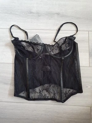 Nuevo con etiquetas Corsé Vintage Ann Summers Mujer Fatale Negro PVC y Encaje Transparente Talla 38D Foto 1 de 4