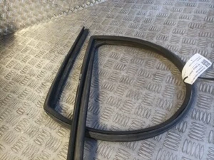 HYUNDAI GETZ 2002-2004 5 PUERTAS SELLO VENTANA DELANTERO LADO CONDUCTOR FUERA DE JUEGO DERECHO  - Imagen 1 de 3