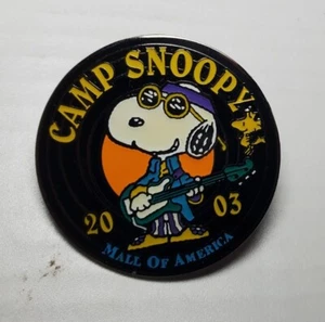 Camp Snoopy Gitarre Small Metal Pin 2003 Mall of America Peanuts selten Sammlerstück - Bild 1 von 2