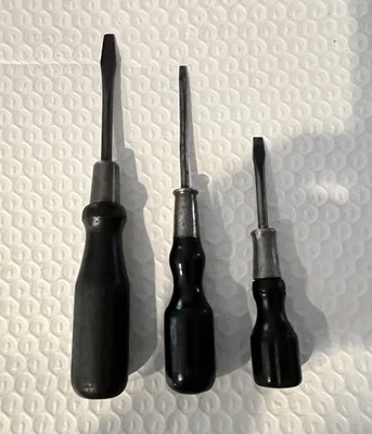 3 Small Flat Vintage Wood Handle Screwdrivers,  1 Stanley & 2 Unbranded. Nice. - Image 1 of 4