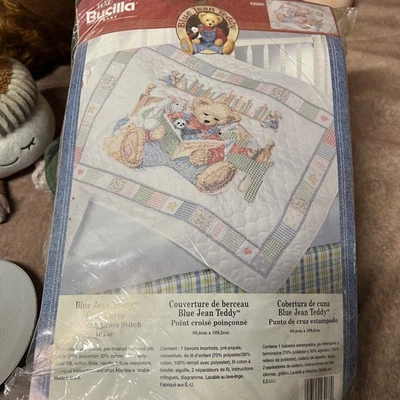 Bucilla Stamped 十字绣蓝色牛仔裤泰迪熊婴儿床盖已打开 NB46 — 第 1/4 张图片