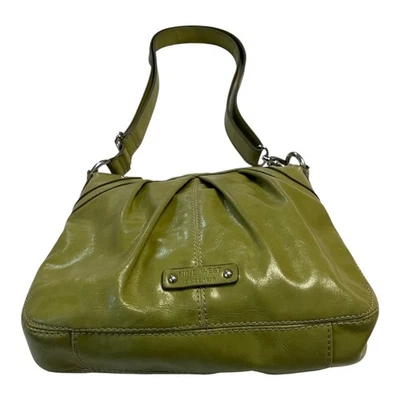 Nine West 绿色斜挎包单肩包 – 人造皮革前打褶,可调节 — 第 1/4 张图片