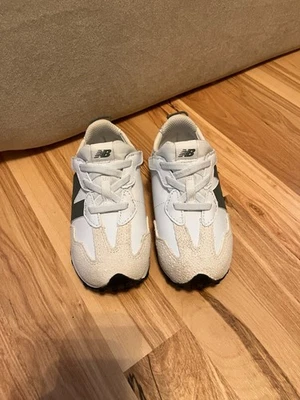 Zapatos New Balance 8,5 para niños pequeños Foto 1 de 4