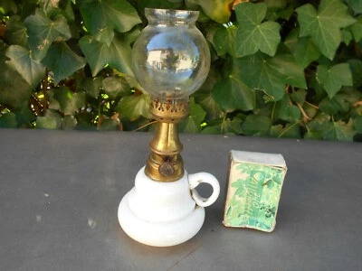 Ancienne originale petite lampe à pétrole en opaline avec poignée, genre pigeon. - Photo 1/3
