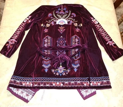NUEVO CON ETIQUETAS DRIFTWOOD VELVET Chaqueta Top KIMONO Cárdigan FLORAL Bordado Vino Tinto M Foto 1 de 4