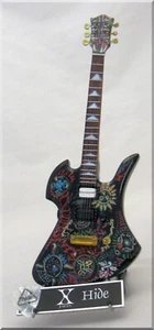 Réplica de guitarra en miniatura HIDE con púa de guitarra - Imagen 1 de 2
