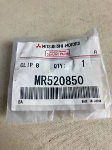 GENUINE MITSUBISHI NEW OEM MR520850 Drip Molding Clip - Picture 1 of 1