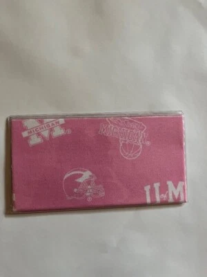Cubierta de chequera rosa Michigan Wolverine Foto 1 de 2