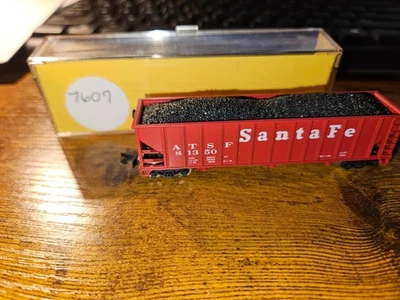 SANTA FE N GUAGE OPEN HOPPER WITH LOAD (INV 7607) - Image 1 of 4