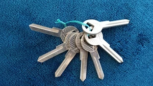 VTG Original Ford Metal Round Shape Top Keys Blanks Uncut Key Made USA. - Picture 1 of 7