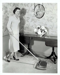 1950 Pressefoto Fashion Model Beauty Displays Neu Bissell Staubsauger - Bild 1 von 2