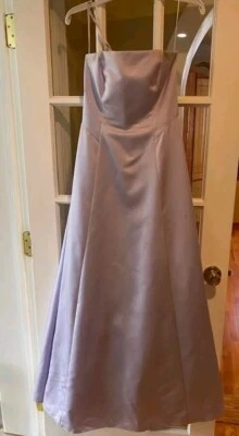 Hermoso Vestido de Novia Michaelangelo Color Lila Foto 1 de 2