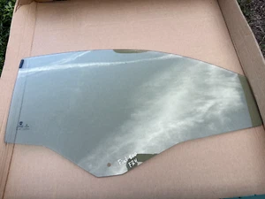 2015 FIAT 500 FRONT DOOR MOVABLE WINDOW GLASS RIGHT SIDE - CLEAR OEM - Picture 1 of 3